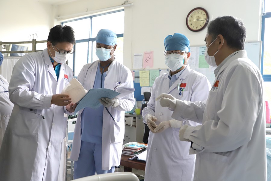 Cameroun : l'équipe médicale chinoise fournit des services de santé gratuits dans un village