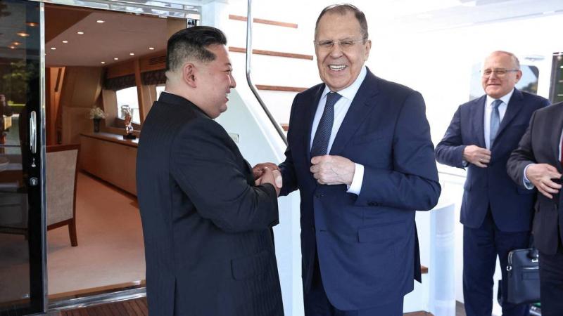 Le dirigeant suprême de la RPDC reçoit le MAE russe (KCNA)