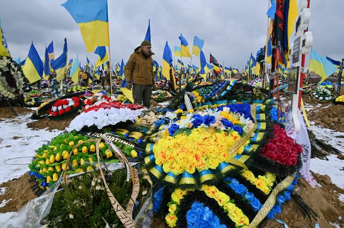 Zelensky Célèbre l’Héroïsme Ukrainien au Troisième Anniversaire de lL'invasion Russe