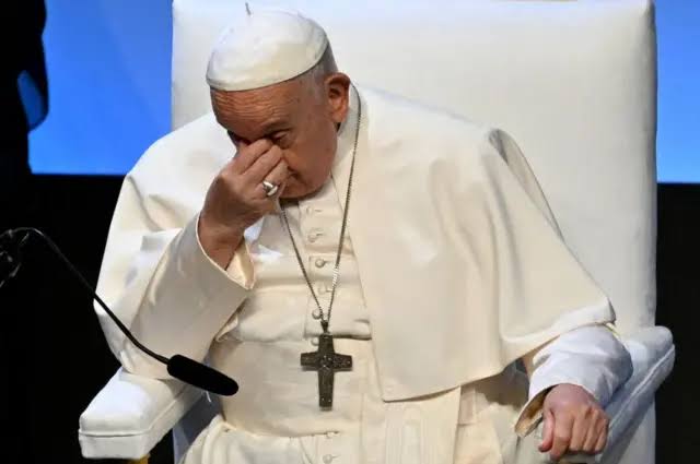 Le pape François hospitalisé à Rome pour une bronchite : état de santé et réactions