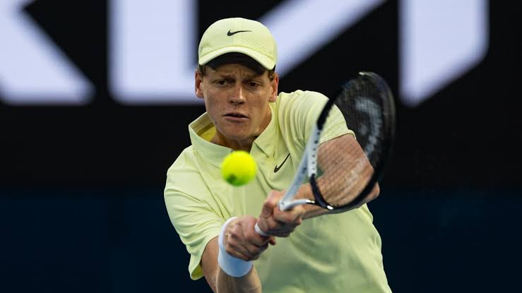 Jannik Sinner suspendu trois mois pour dopage et perd 2 100 points au classement ATP