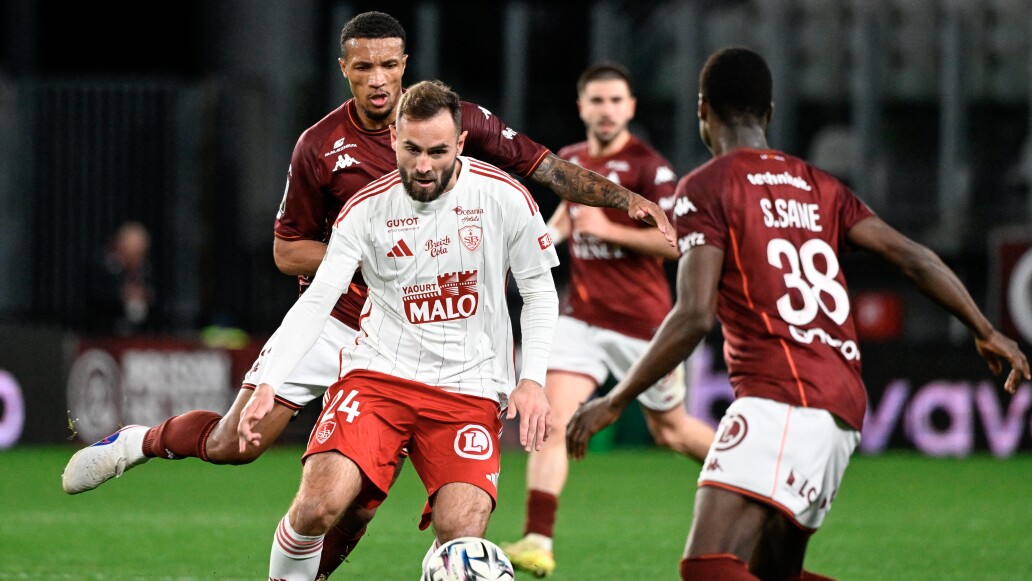 Tahirys Dos Santos, son amie et le Luxembourgeois Eliot Thelen applaudis sur la pelouse du FC Metz