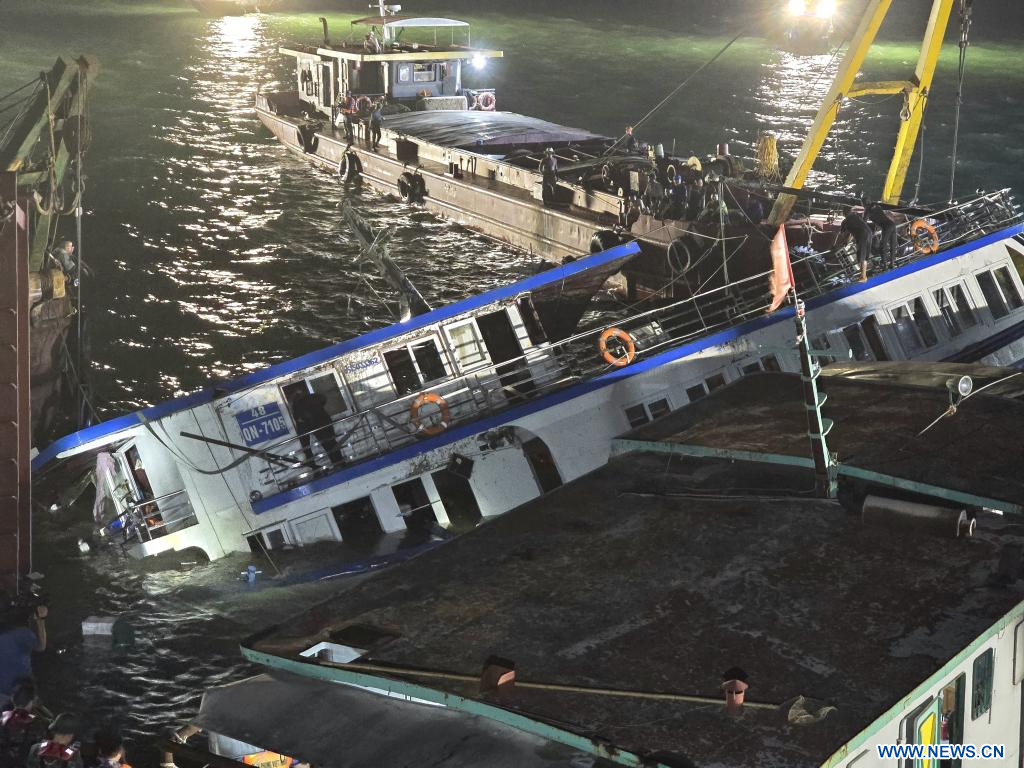Vietnam : la mort de 37 personnes confirmée dans le chavirement d'un bateau de croisière dans le nord du pays