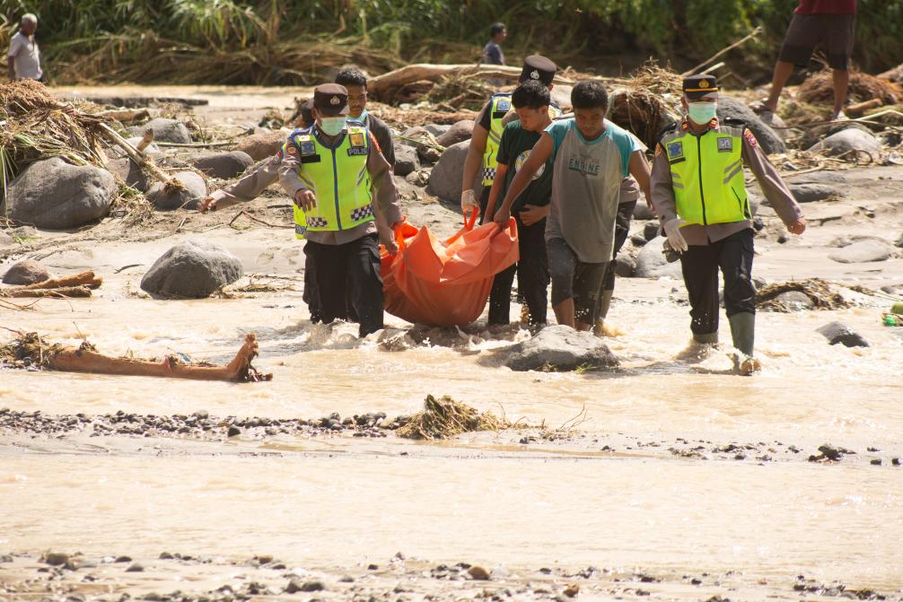 Indonésie : le bilan des inondations et des glissements de terrain monte à 442 morts