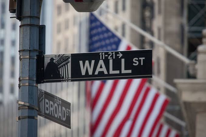 Wall Street en Suspens : Bilan et Perspectives après la Chute de la Semaine Dernière