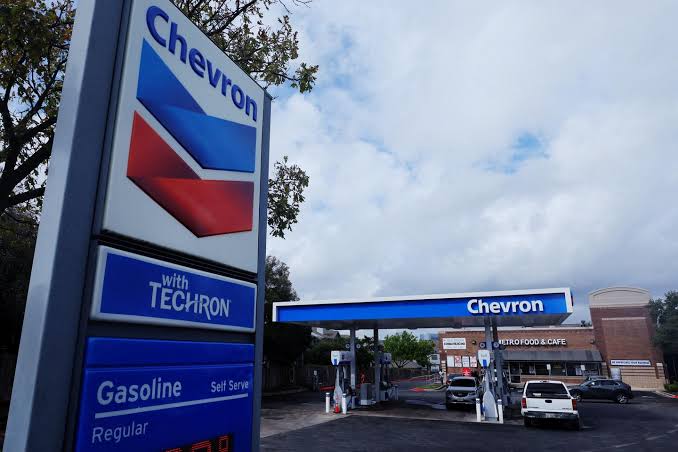 La Révocation de la Licence Chevron : Vers un Nouvel Accord d’Exportation pour le Pétrole Vénézuélien ?