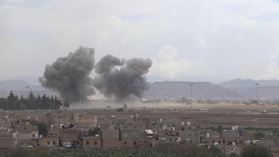 Les Houthis revendiquent une attaque par missiles et drones contre un aéroport saoudien en représailles aux frappes contre l'aéroport de Sanaa
