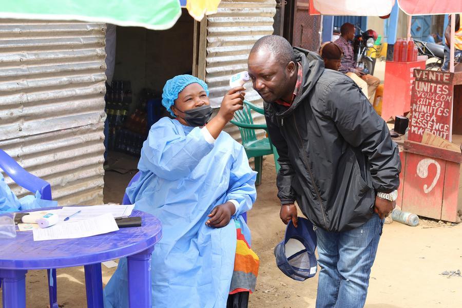 Ebola : le bilan approche les 600 cas sur fond de risque d'extension géographique