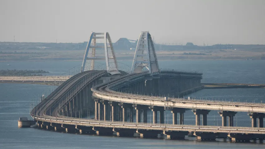 Le pont de Crimée de nouveau ciblé par des drones ukrainiens, selon Moscou