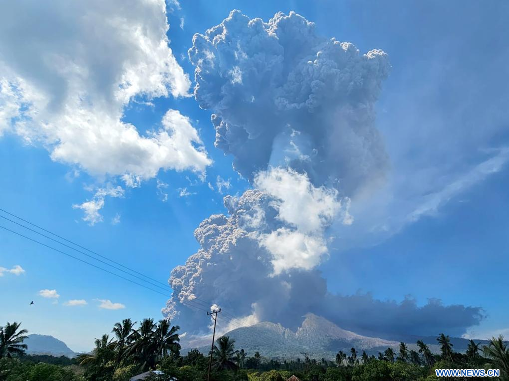 Indonésie : le mont Lewotobi Laki-laki entre en éruption, projetant des cendres jusqu'à 18 km au-dessus de son sommet