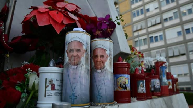 Le Pape François reste dans un état critique à l’hôpital de Rome et reçoit une transfusion sanguine