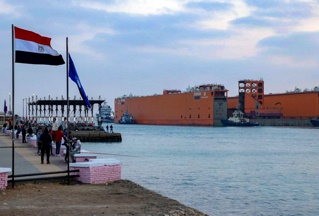 Une première: Dourado, le plus grand navire-cargo à traverser le Canal de Suez