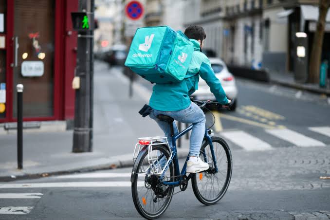 Deliveroo renforce ses contrôles et licencie plus de 100 livreurs pour travail illégal