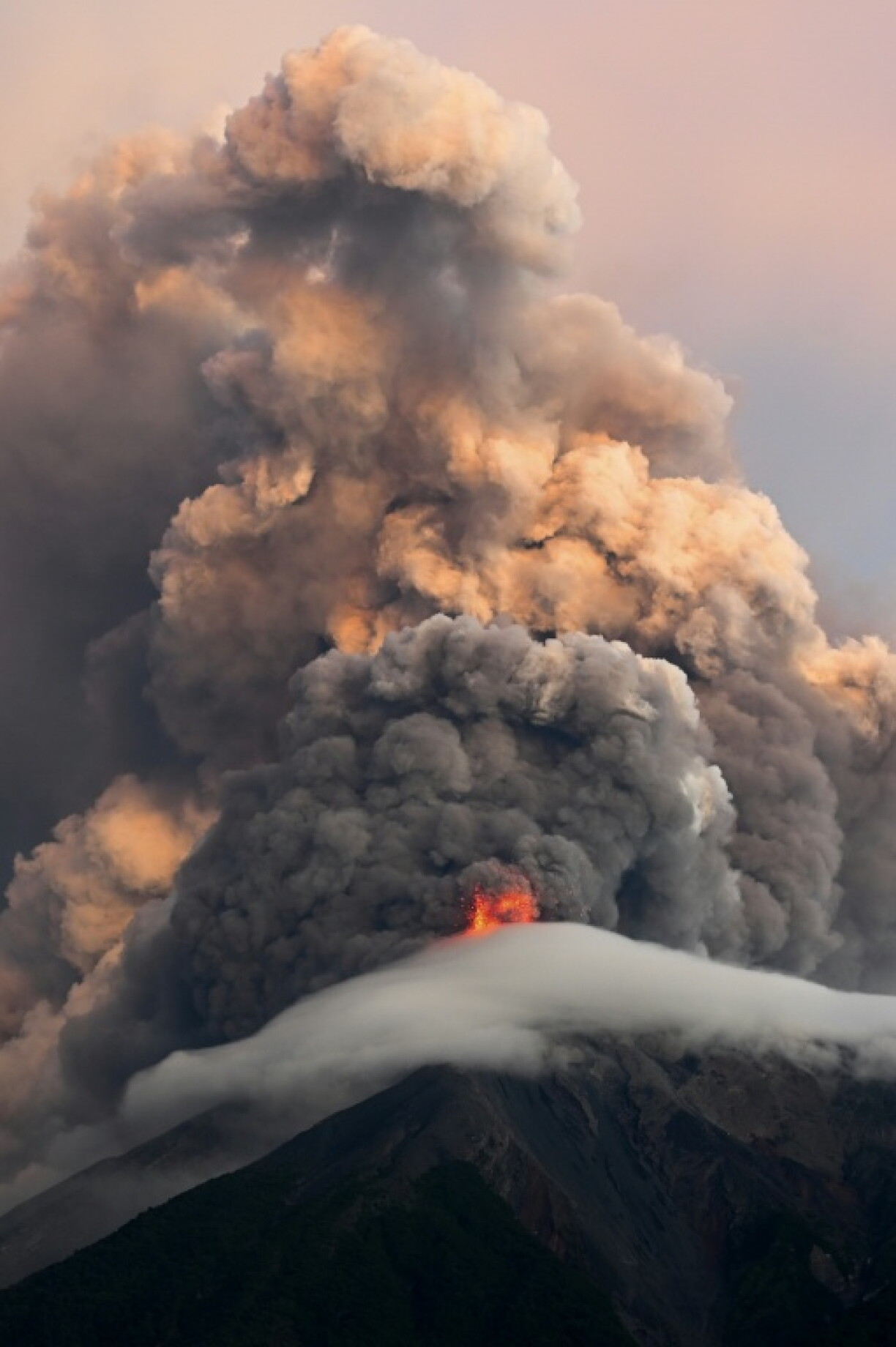Alerte maximale face à l'éruption du volcan de Fuego, 1.700 habitants évacués