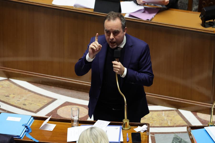Le gouvernement français survit à une motion de censure sur la gestion de la canicule