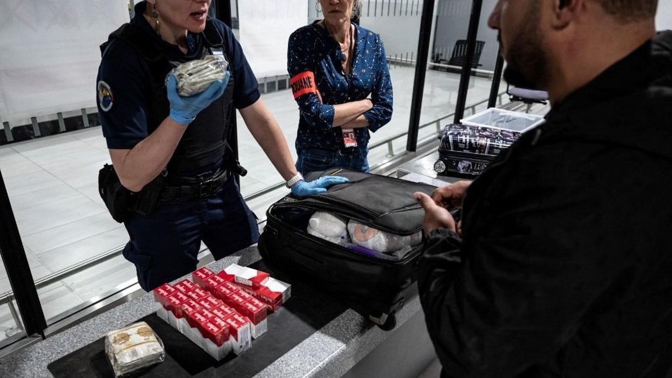 Guinée : saisie de 11 kg de cocaïne et de près de 10.000 dollars auprès de deux trafiquants présumés