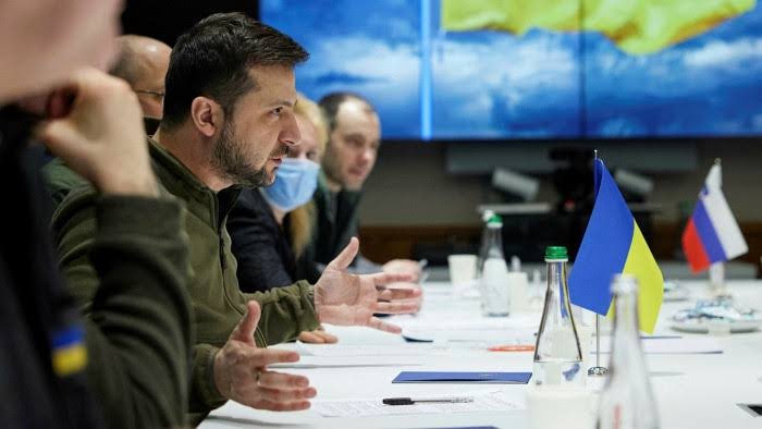 Zelensky met en garde contre les promesses de paix de Poutine et appelle à la vigilance