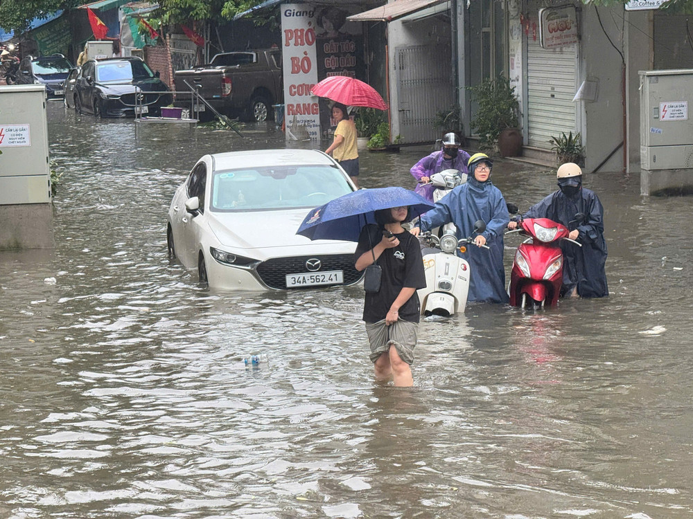 Le bilan des inondations dans le centre du Vietnam s'élève à 98 morts