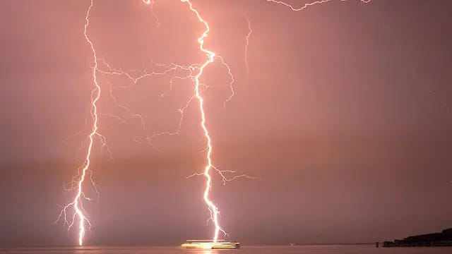 Des éclairs font 12 morts au Bangladesh