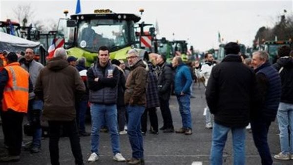 Grèce : des agriculteurs paralysent les principaux axes du pays avec des barrages routiers