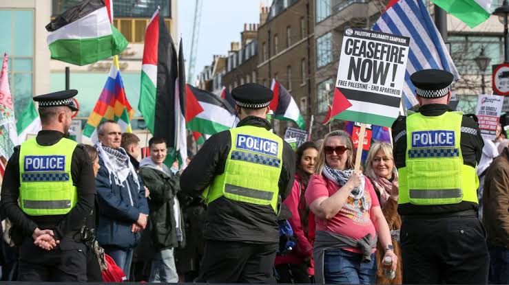 Les universités britanniques adoptent des mesures de sécurité à l'américaine face aux manifestations pro-palestiniennes