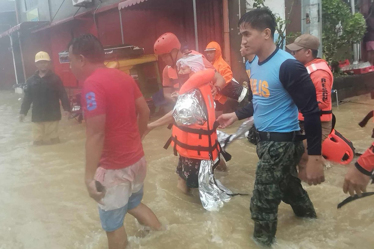 Le "super-typhon" Fung-wong fond sur les Philippines