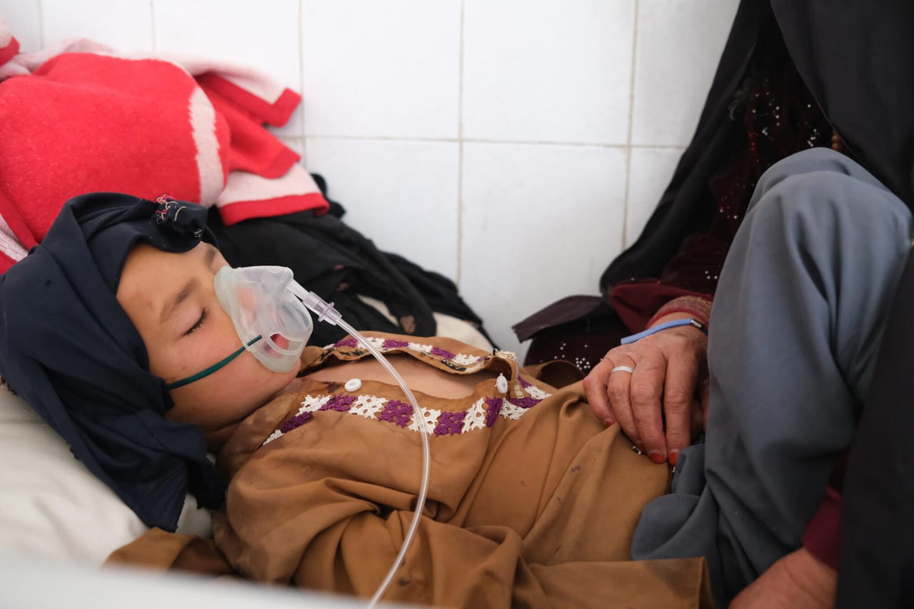 la mission médicale chinoise ausculte des enfants vulnérables à Bagbé