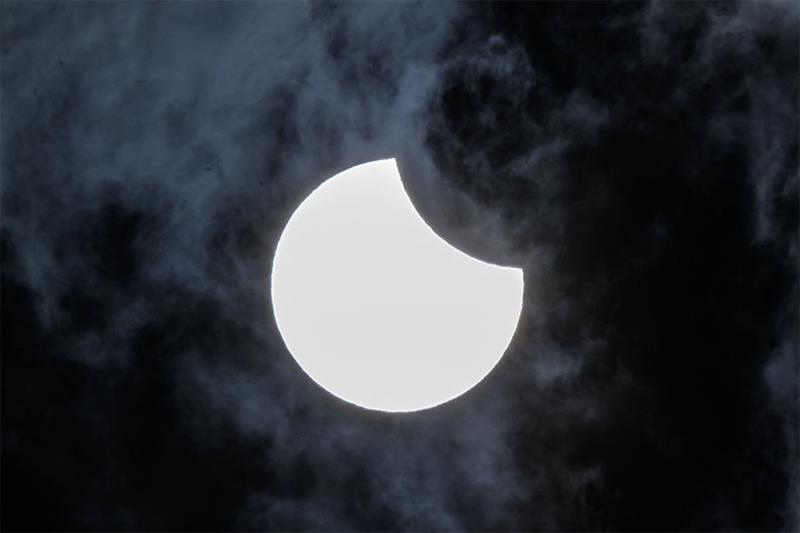 Le Soleil a rendez-vous avec la Lune pour une éclipse partielle