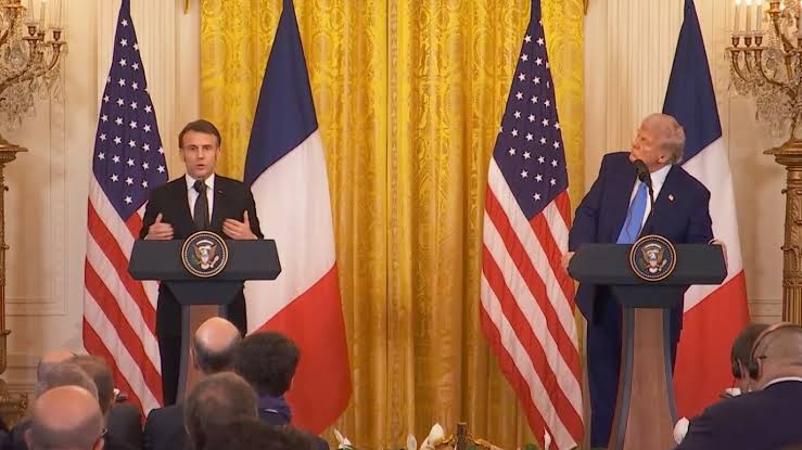 Macron met en garde Trump sur l’Ukraine et rectifie ses chiffres à la Maison Blanche