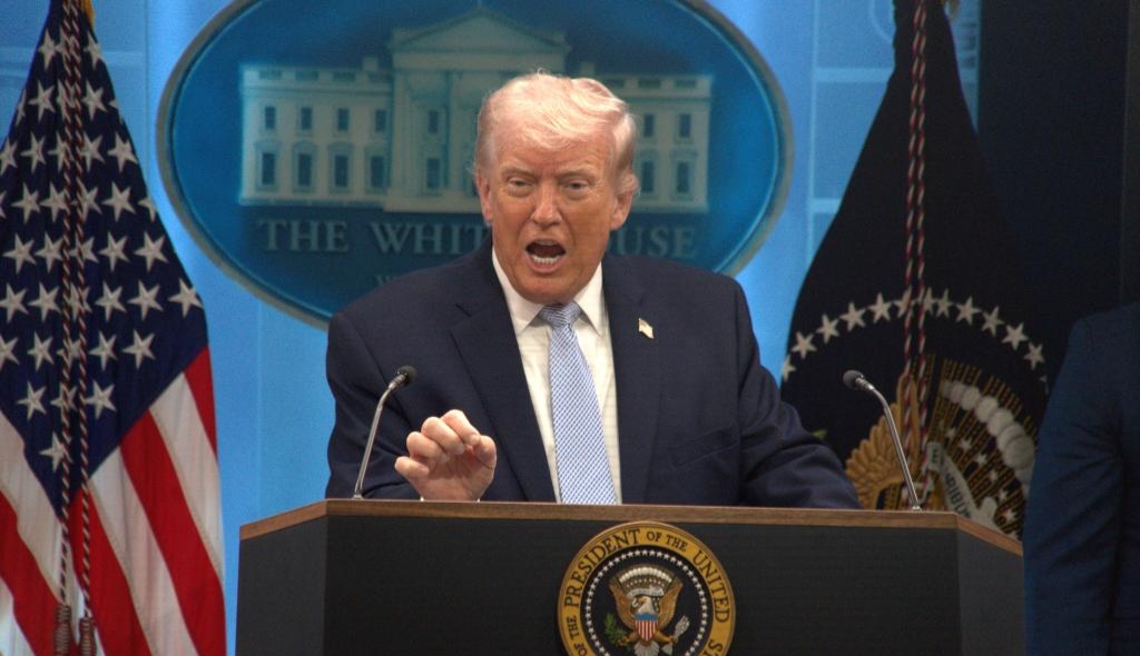 Trump menace "d'anéantir" l'Iran en une nuit et affirme que les négociations "progressent bien"