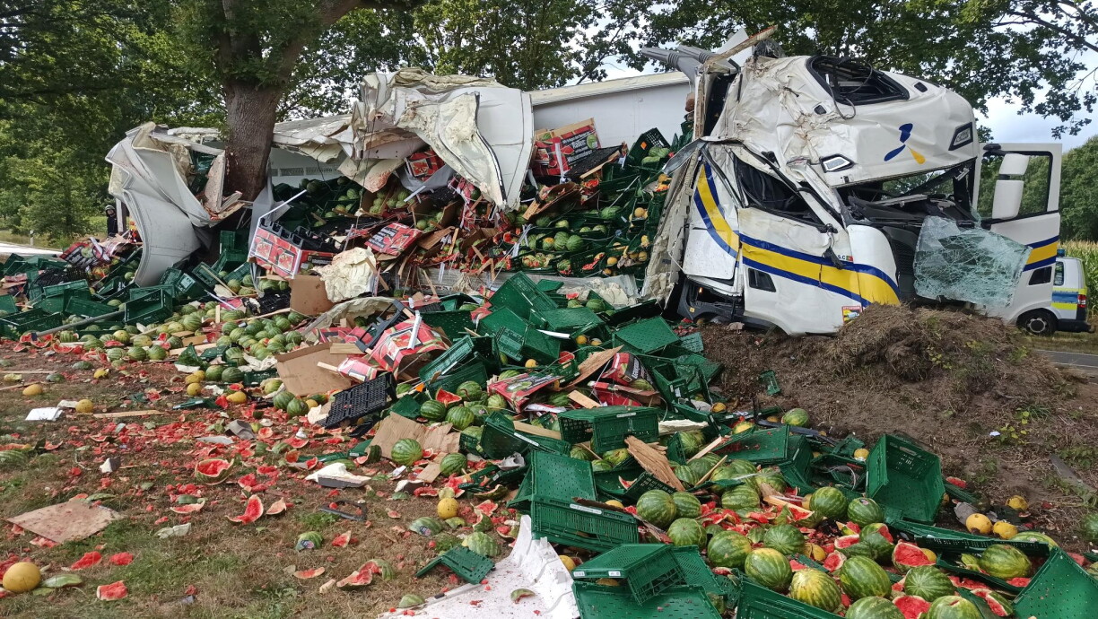 Un camionneur ivre perd 22 tonnes de melons sur la route