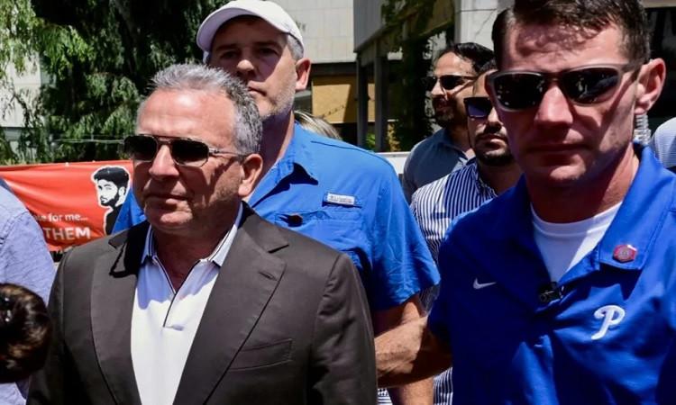 Des familles d'otages manifestent à Tel Aviv pendant la visite de l'envoyé spécial américain