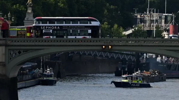 Royaume-Uni: cinq policiers blessés après qu'un bateau a percuté le pont de Westminster à Londres