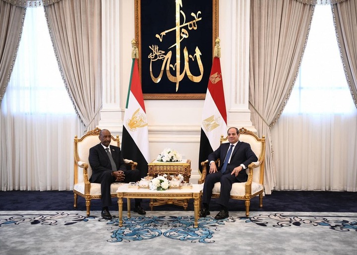 Le président égyptien Sissi et le dirigeant soudanais al-Burhan discutent des efforts de paix au Soudan