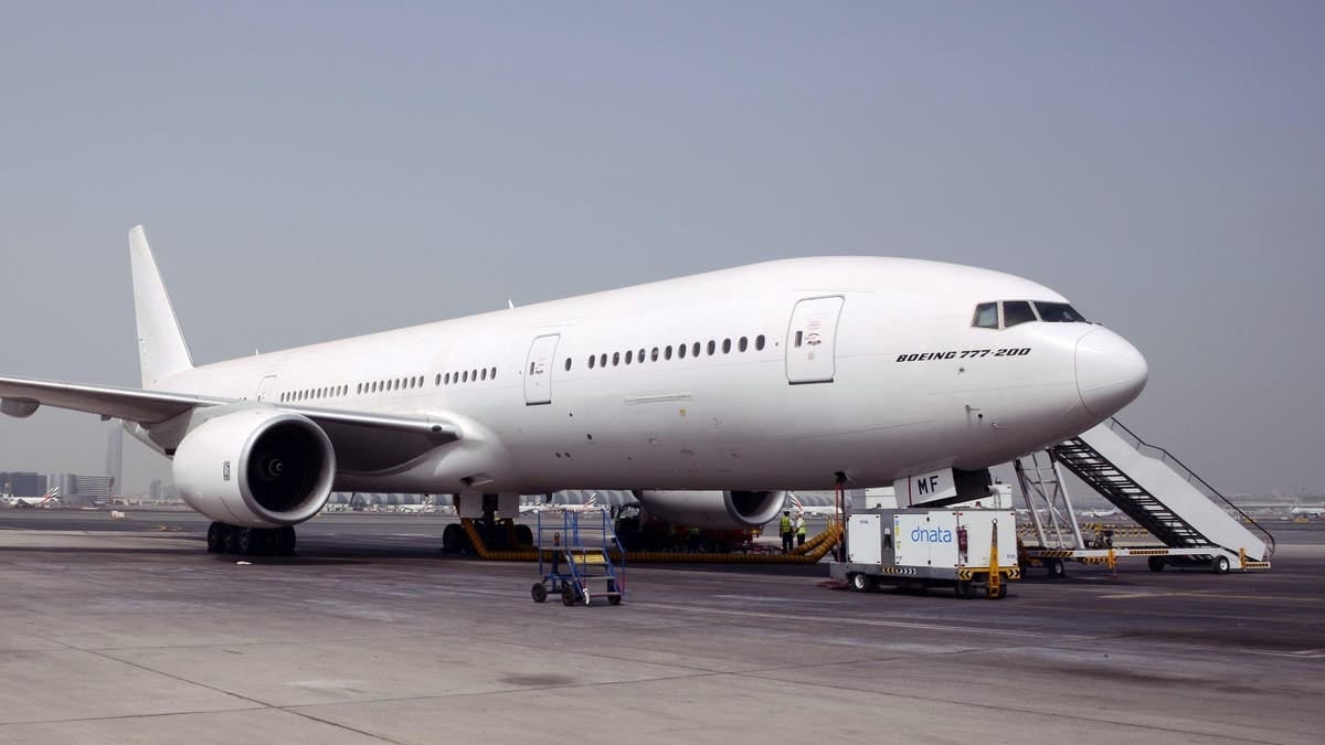 Un Boeing 777 reliant Moscou à Phuket retourne à l'aéroport Domodedovo après l'incendie d'un des moteurs