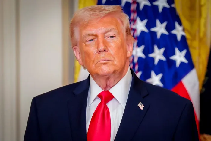 Trump annonce la suspension de l'opération militaire américaine visant à escorter les navires hors du détroit d'Ormuz