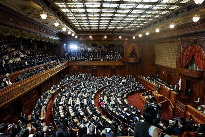 La PM japonaise Takaichi critiquée pour avoir provoqué des élections anticipées durant la période des examens d'entrée à l'université