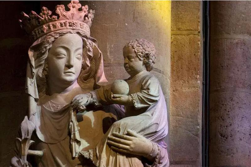 A Paris, la statue symbole de Notre-Dame regagne la cathédrale