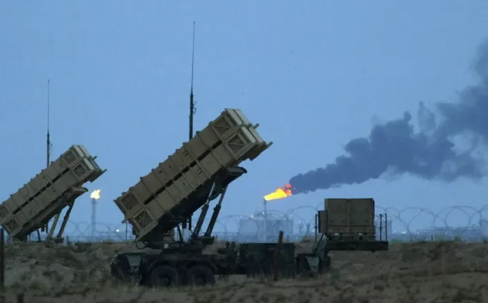 Koweït : les systèmes de défense aérienne répondent à des attaques de missiles et de drones, selon l'armée