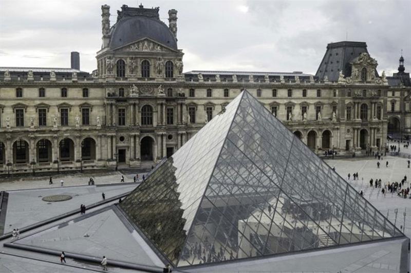 Musée du Louvre: Macron annonce "la création d'une nouvelle grande entrée"