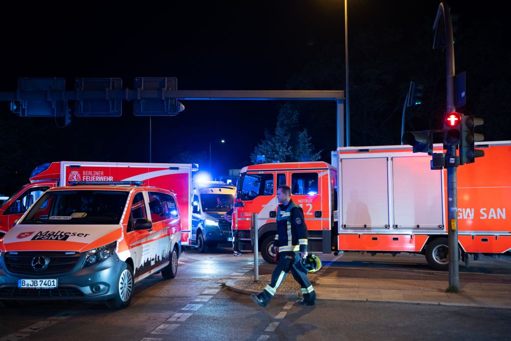 Un mort et 16 blessés après qu'une voiture a percuté la foule à Berlin (police)