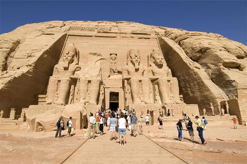 Abou Simbel célèbre la tombée perpendiculaire du soleil sur la statue du roi Ramsès II mardi