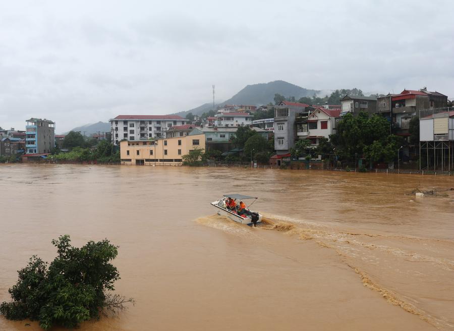 Vietnam : le bilan des inondations dans le centre du pays s'élève à 47 morts