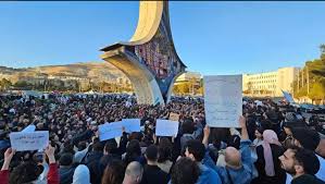 Une manifestation sur la place des Omeyades à Damas réclame la fin du contrôle des "SDF" (Forces Démocratiques Syriennes) sur l'Est de la Syrie.