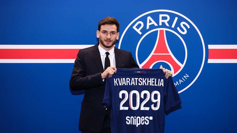 Khvicha Kvaratskhelia rejoint le Paris Saint-Germain : Un transfert majeur pour le club parisien