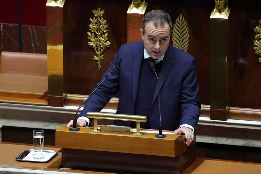 Le gouvernement français échappe à deux motions de censure