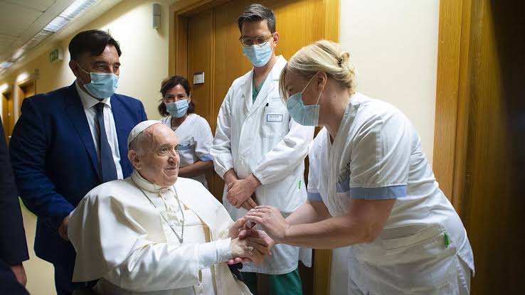 Pape François : Traitement en cours et hospitalisation prolongée au Gemelli