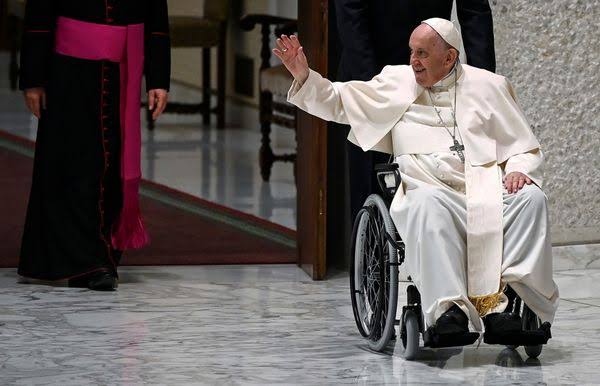 Le Pape François hospitalisé pour une infection respiratoire polymicrobienne : Détails sur son état de santé