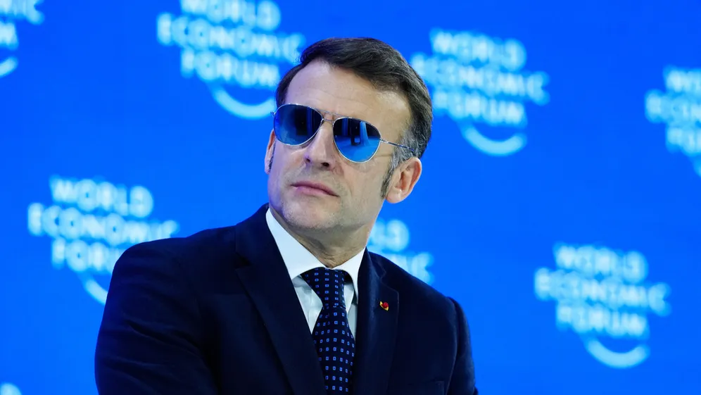 Mystère à Davos : pourquoi Emmanuel Macron porte-t-il des lunettes de soleil en intérieur ?