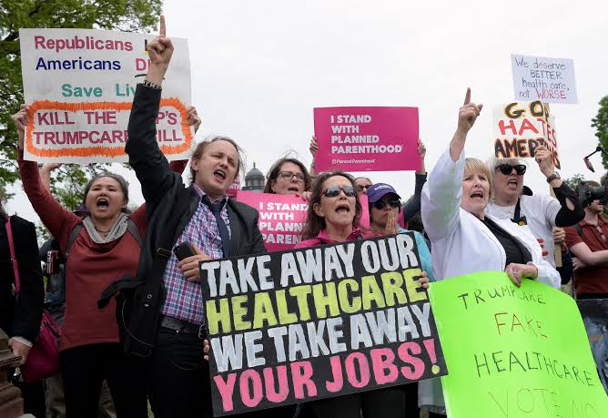 Trump procède à des licenciements controversés au sein de la FDA et du CDC